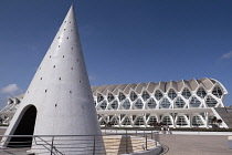 Spain, Valencia Province, Valencia, Ciutat de les Arts i les Ceències, City of Arts and Sciences, Modern architectural complex designed by Santiago Calatrava and Felix Candela, Museo de las Ciencias...