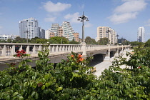 Spain, Valencia Province, Valencia, Puente del Reino Trinidad bridge across the Gardens of Turia.