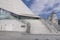 England, Lancashire, Liverpool, Pier Head, The Port of Liverpool Building is one of Liverpool's Three Graces lining the city's waterfront and its dome is seen here from the  steps of the Museum of Liv...