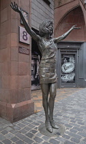 England, Lancashire, Liverpool, Statue of singer Cilla Black outside the Cavern Club that became closely associated with the Merseybeat in the 1960's and regularly played host to The Beatles in their...