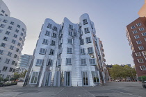 Germany, North Rhine-Westphalia, Dusseldorf, MedienHafen or Media Harbour area, Neuer Zollhof or New Customs Court buildings by Canadian born American architect Frank Gehry in 1998, House B with its s...