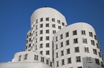 Germany, North Rhine-Westphalia, Dusseldorf, MedienHafen or Media Harbour area, Neuer Zollhof or New Customs Court buildings by Canadian born American architect Frank Gehry in 1998, House C with its b...