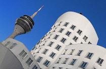 Germany, North Rhine-Westphalia, Dusseldorf, MedienHafen or Media Harbour area, Neuer Zollhof or New Customs Court buildings by Canadian born American architect Frank Gehry in 1998, House C with its b...