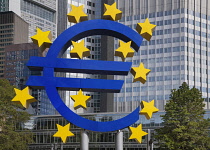 Germany, Hesse, Frankfurt, Euro-Skulptur, the 14 metre tall electronic sign by Ottmar Horl that shows a Euro currency sign with twelve stars around it, weighing 50 tonnes and located outside the Europ...